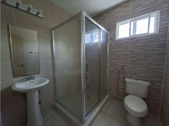 SE VENDE CASA BRISAS DEL GOLF VICTORIA 256M 3 HABITACION PATIO DUPLEX