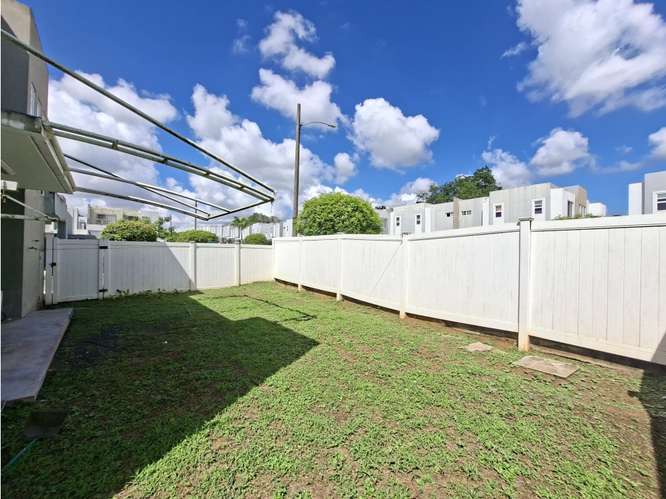 SE VENDE CASA BRISAS DEL GOLF VICTORIA 256M 3 HABITACION PATIO DUPLEX