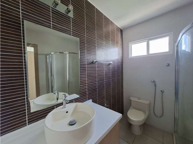 SE VENDE CASA BRISAS DEL GOLF VICTORIA 256M 3 HABITACION PATIO DUPLEX