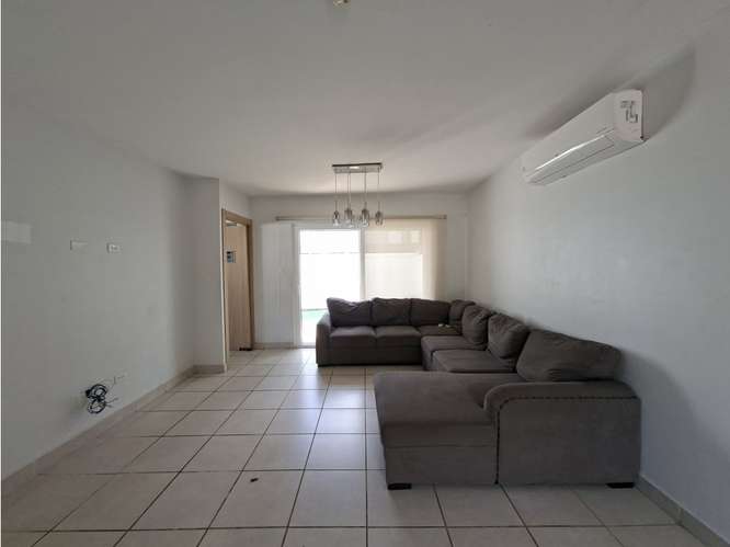 SE VENDE CASA BRISAS DEL GOLF VICTORIA 256M 3 HABITACION PATIO DUPLEX