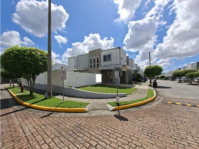SE VENDE CASA BRISAS DEL GOLF VICTORIA 256M 3 HABITACION PATIO DUPLEX
