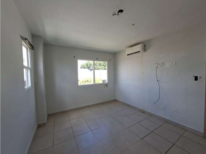 SE VENDE CASA BRISAS DEL GOLF VICTORIA 256M 3 HABITACION PATIO DUPLEX