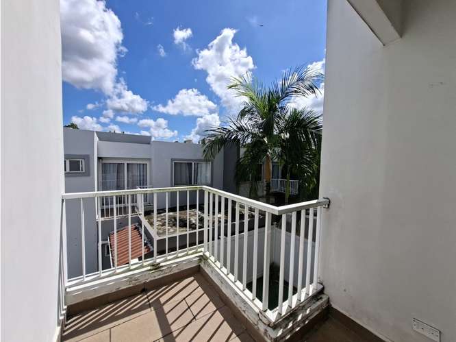 SE VENDE CASA BRISAS DEL GOLF VICTORIA 256M 3 HABITACION PATIO DUPLEX