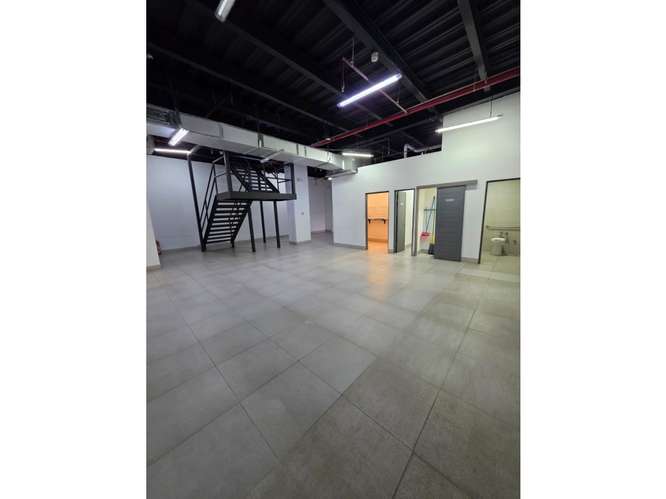 SE ALQUILA OFIBODEGA PLAZA DEL ESTE CENTER 398M DIVISIONES 2 NIVELES