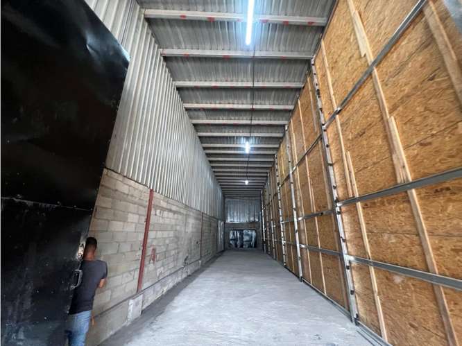 SE VENDE GALERA COMERCIAL TOCUMEN PARQUE INDUSTRIAL 180M AMPLIO
