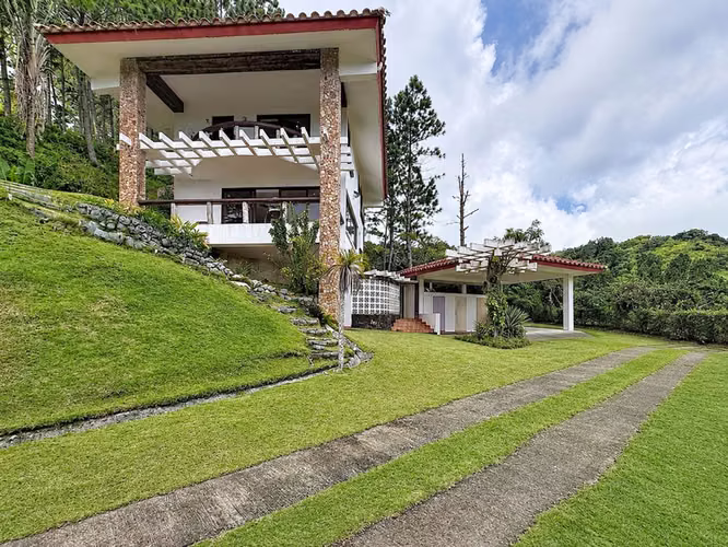 Casa en venta en Altos del María – Vista a la montaña | 3 niveles