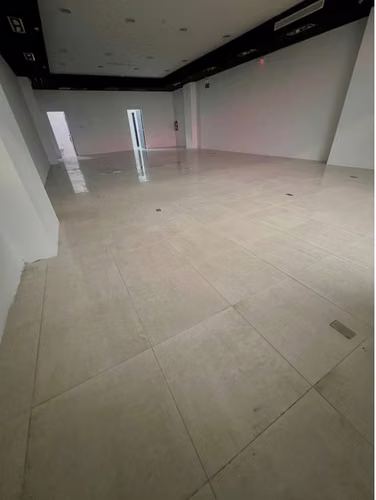 Local Comercial en Westland Mall ¡Listo para Ocupar al frente Farmacias Arrocha! - Imagen 9