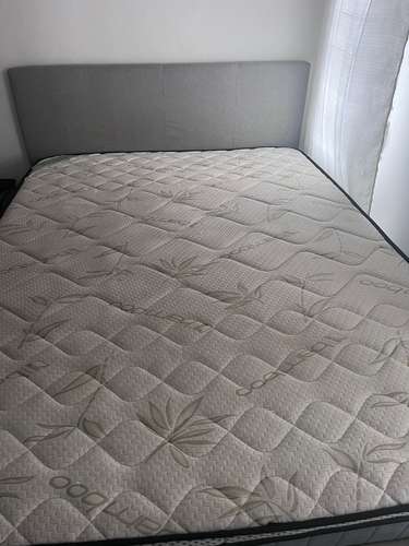 OFERTA: Cama Queen Tapizada Gris con Colchón incluido 