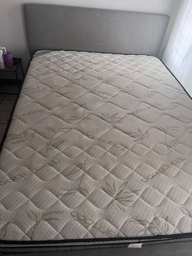 OFERTA: Cama Queen Tapizada Gris con Colchón incluido 