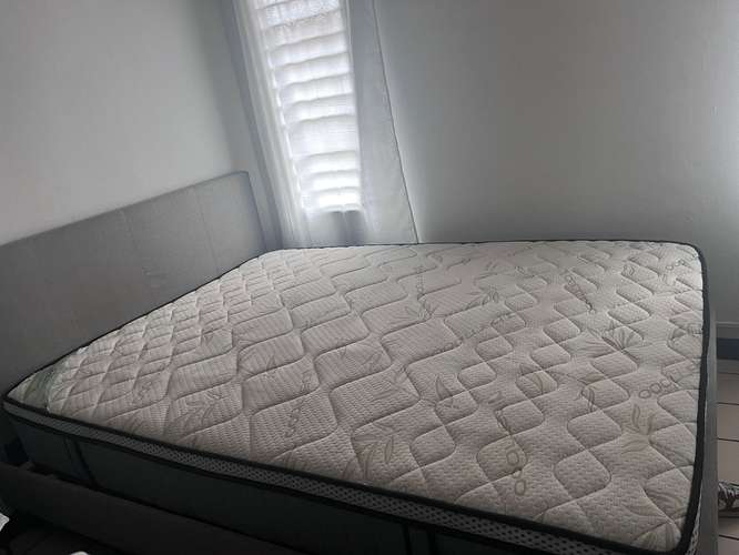 OFERTA: Cama Queen Tapizada Gris con Colchón incluido 