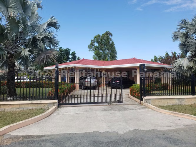 Venta casa en La Villa de Los Santos - con oficina privada | uVIK-26-3517