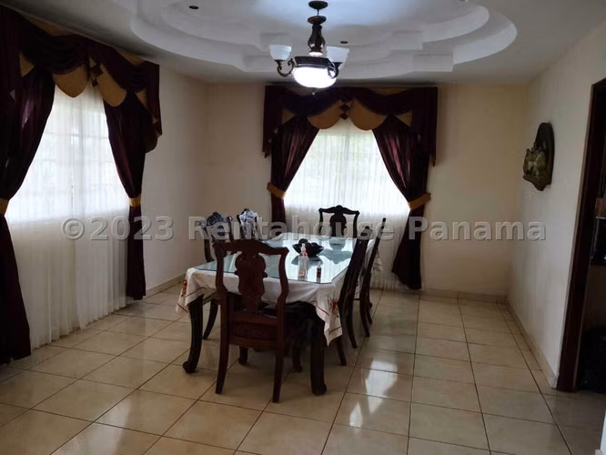 Venta casa en La Villa de Los Santos - con oficina privada | uVIK-26-3517