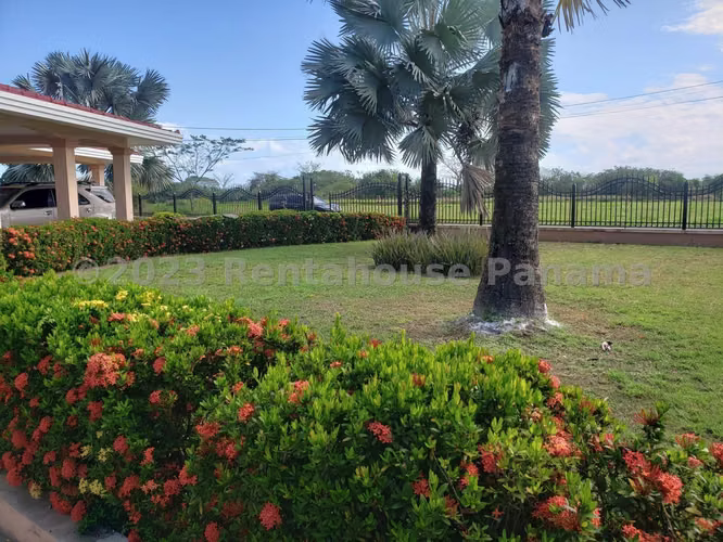Venta casa en La Villa de Los Santos - con oficina privada | uVIK-26-3517