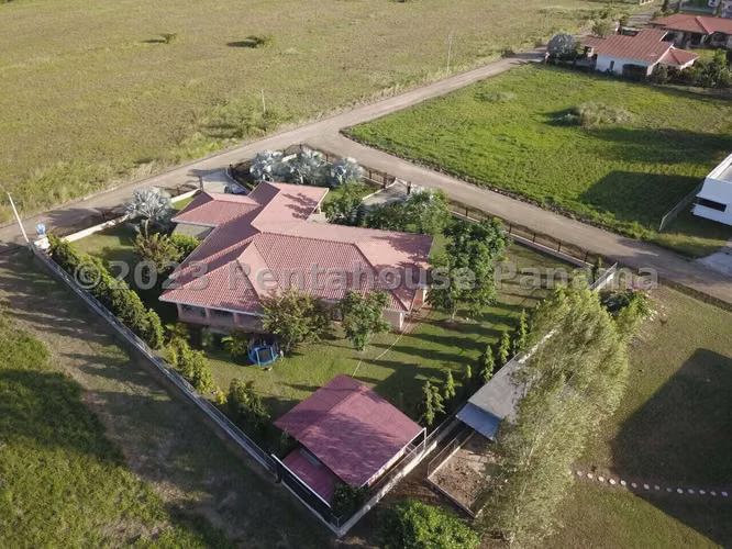 Venta casa en La Villa de Los Santos - con oficina privada | uVIK-26-3517
