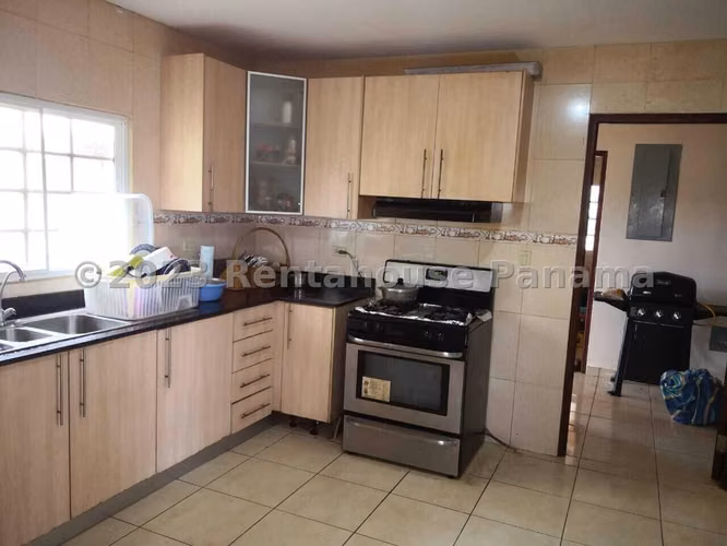 Venta casa en La Villa de Los Santos - con oficina privada | uVIK-26-3517