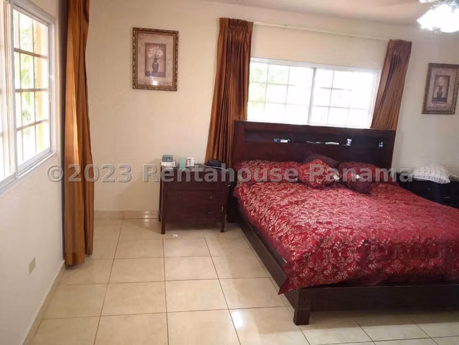 Venta casa en La Villa de Los Santos - con oficina privada | uVIK-26-3517