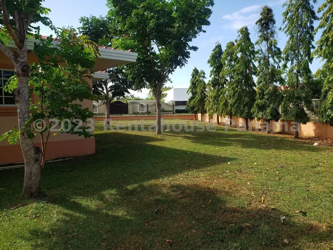 Venta casa en La Villa de Los Santos - con oficina privada | uVIK-26-3517