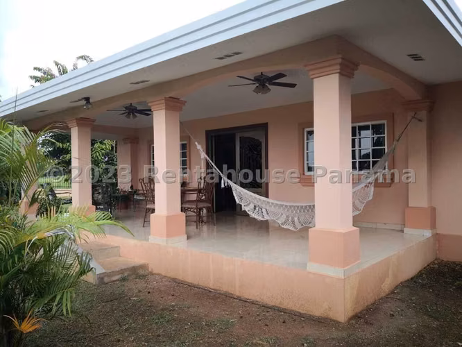 Venta casa en La Villa de Los Santos - con oficina privada | uVIK-26-3517