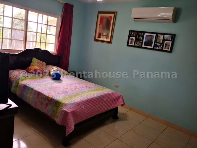 Venta casa en La Villa de Los Santos - con oficina privada | uVIK-26-3517