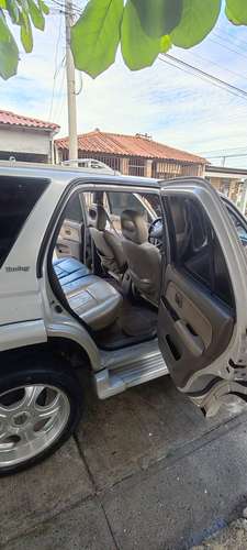 TOYOTA 4RUNNER (Negociable) 