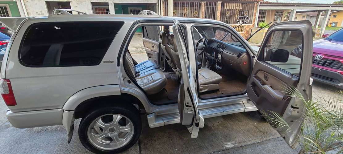 TOYOTA 4RUNNER (Negociable) 