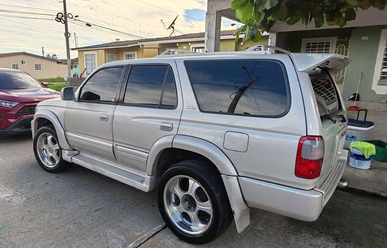 TOYOTA 4RUNNER (Negociable) 