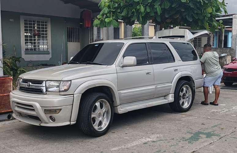 TOYOTA 4RUNNER (Negociable) 