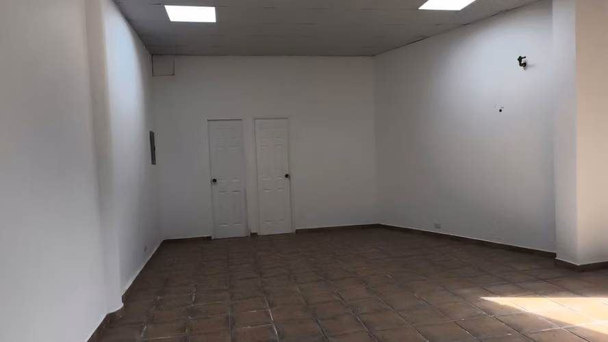 ALQUILER DE LOCAL COMERCIAL EN PLAZA ALBROOK 99M2 JP - Imagen 4
