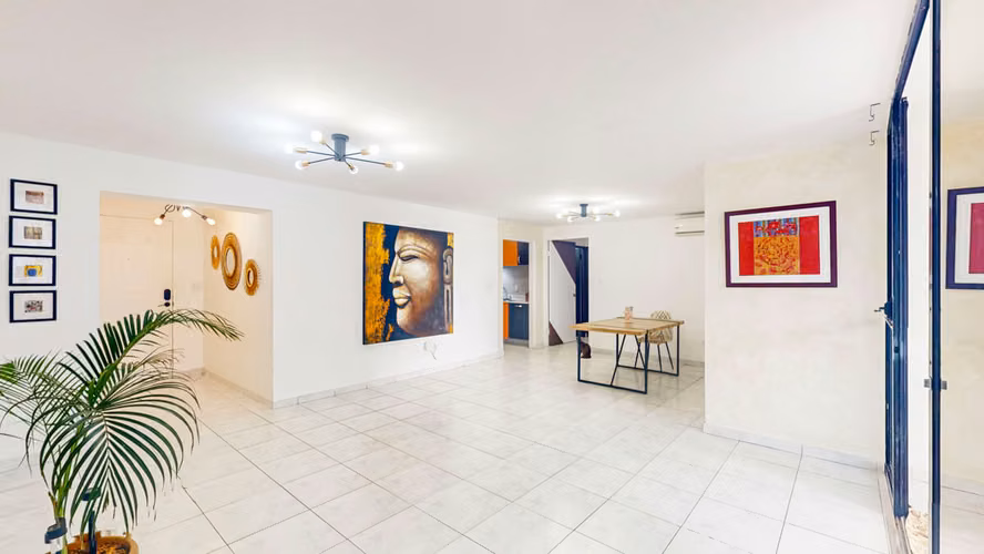 Vendo con hermosa cista, amplio, céntrico apartamento en Paitilla