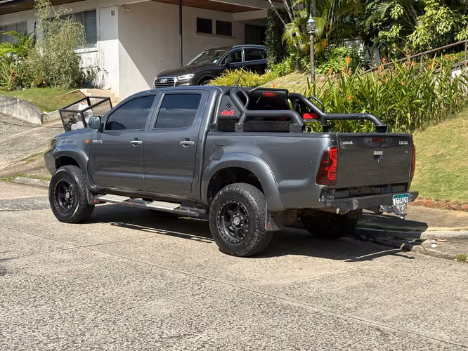 Toyota Hilux Manual 4x4 - Imagen 2