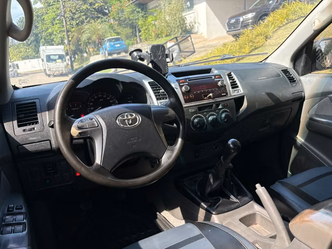 Toyota Hilux Manual 4x4 - Imagen 7