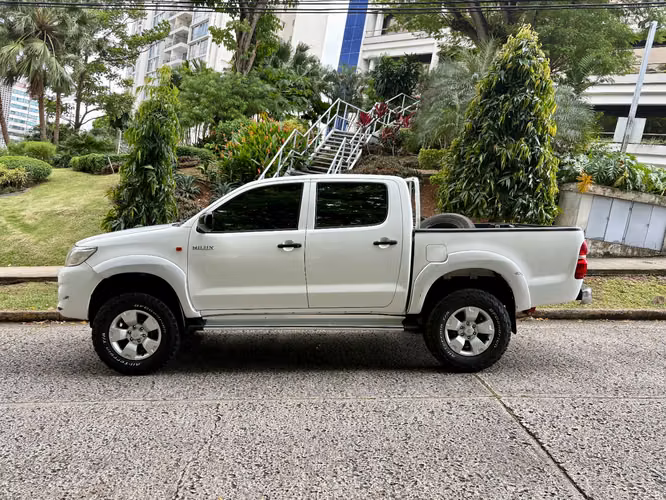 Toyota Hilux Manual 4x2  - Imagen 2