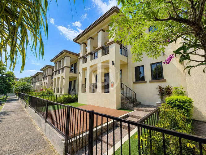 Venta Casa Embassy Club TownHome Cerca Area Social Clayton - Imagen 2