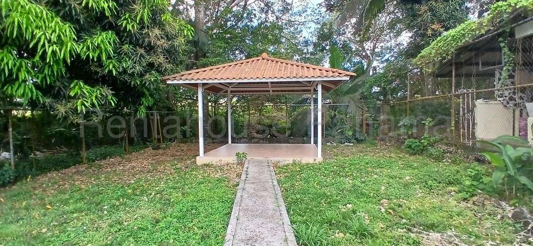 271746. Se vende casa 257m de construcción y 558m de terreno, 3 recámaras, 2 baños