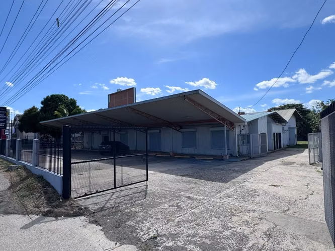 ESTRATÉGICA UBICACIÓN JUAN DÍAZ - ALQUILER DE GALERA 1,750m2 CON TERRENO DE 5,562 m2