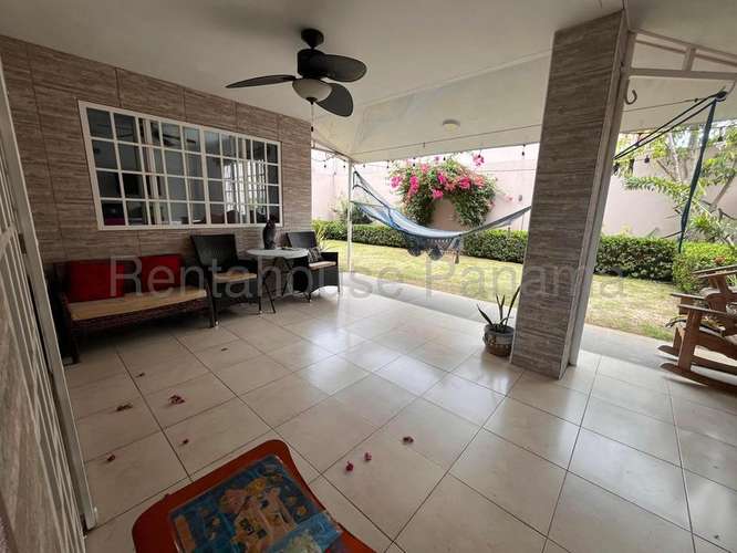 268626. Se vende casa amoblada, 4 recámaras, 4.5 baños, den, 300m