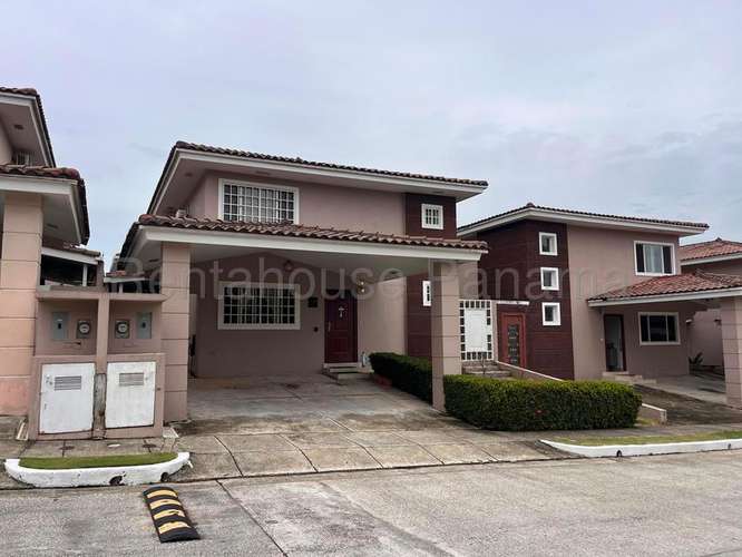 268626. Se vende casa amoblada, 4 recámaras, 4.5 baños, den, 300m