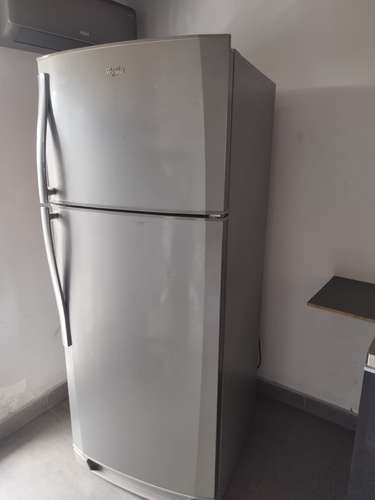 Nevera, congelador, silla, plancha 1 quemador, letrero, cajón de efectivo, silla de bebe
