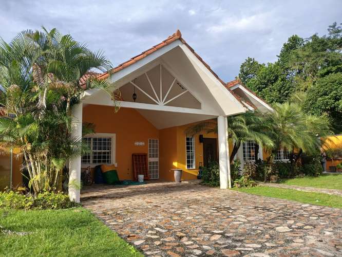 CASA 2R2.5B2P AMOBLADO LUJOSO EN FRENTE ESCUELA ISP BRISAS DE GOLF 1500