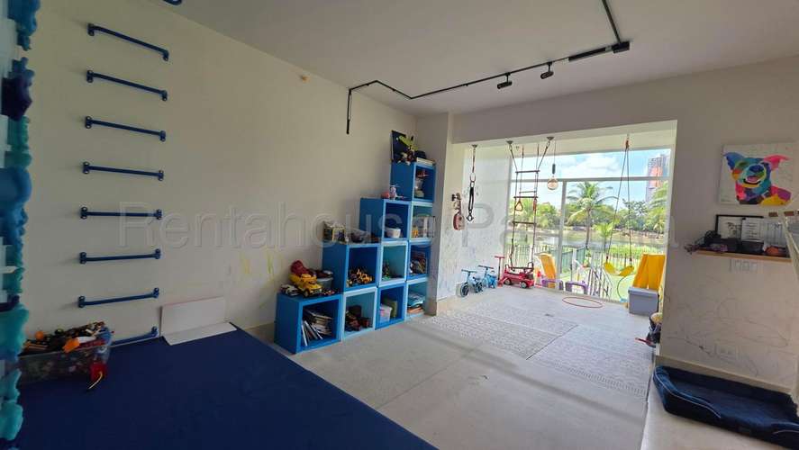 Venta Planta Baja Amoblada 3 Recamaras 342 m2 con Patio en Santa Maria - ALYC 26-5828