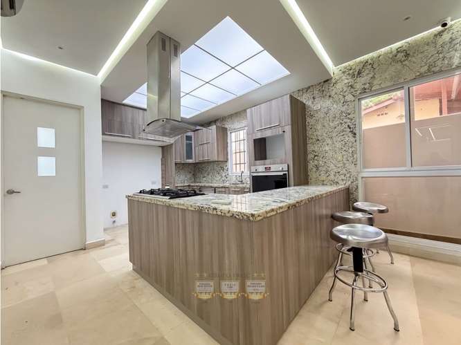 VENTA DE CASA EN BRISAS DEL GOLF REMODELADA
