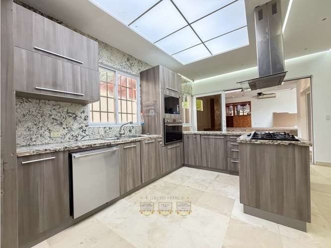 VENTA DE CASA EN BRISAS DEL GOLF REMODELADA