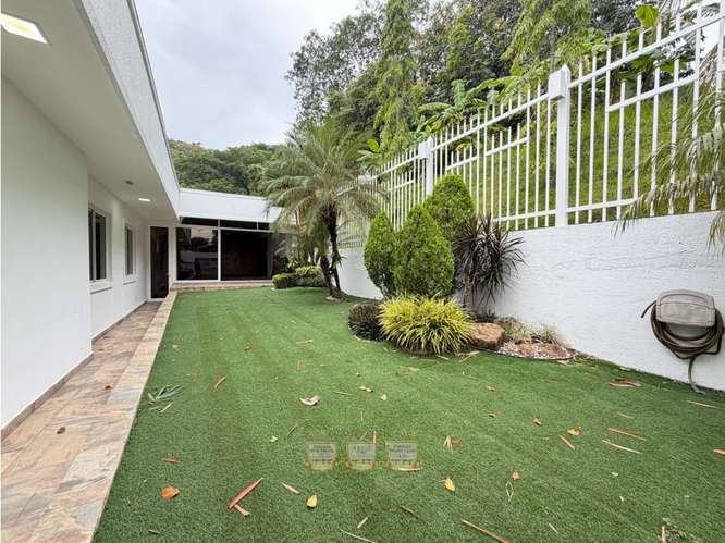VENTA DE CASA EN BRISAS DEL GOLF REMODELADA