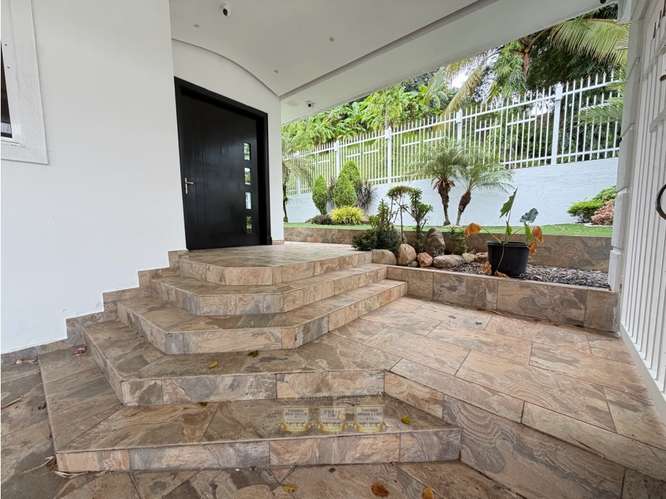 VENTA DE CASA EN BRISAS DEL GOLF REMODELADA