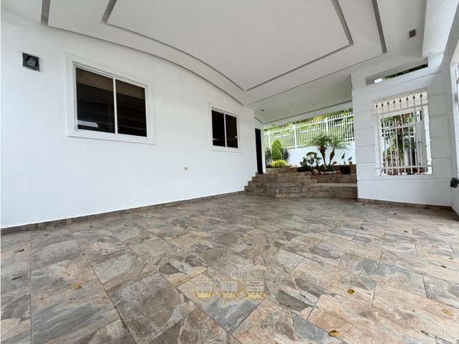 VENTA DE CASA EN BRISAS DEL GOLF REMODELADA