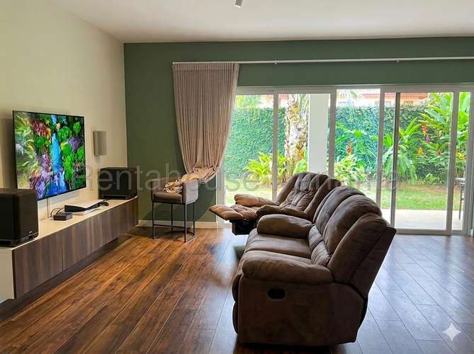 Venta de Casa con Línea blanca en quintas de versalles EC