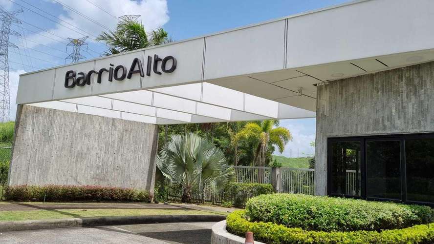 Venta de Casa en Altos de Panama Barrio Alto KF