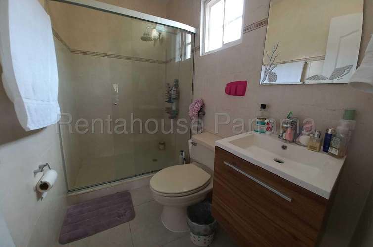 Vendo Casa de 380m2 en Brisas Del Golf Villa Alta 26-2047SRZ