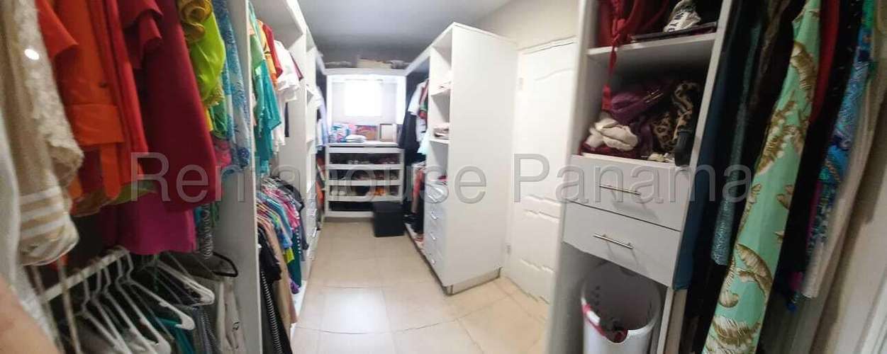 Vendo Casa de 380m2 en Brisas Del Golf Villa Alta 26-2047SRZ
