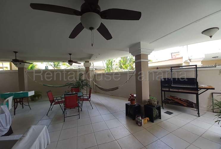 Vendo Casa de 380m2 en Brisas Del Golf Villa Alta 26-2047SRZ